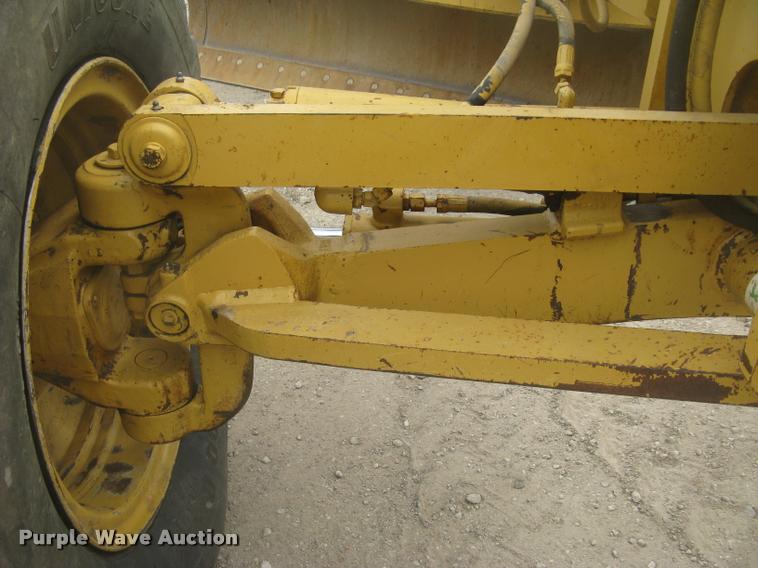 image for item L2333 2001 Caterpillar 140H motor grader