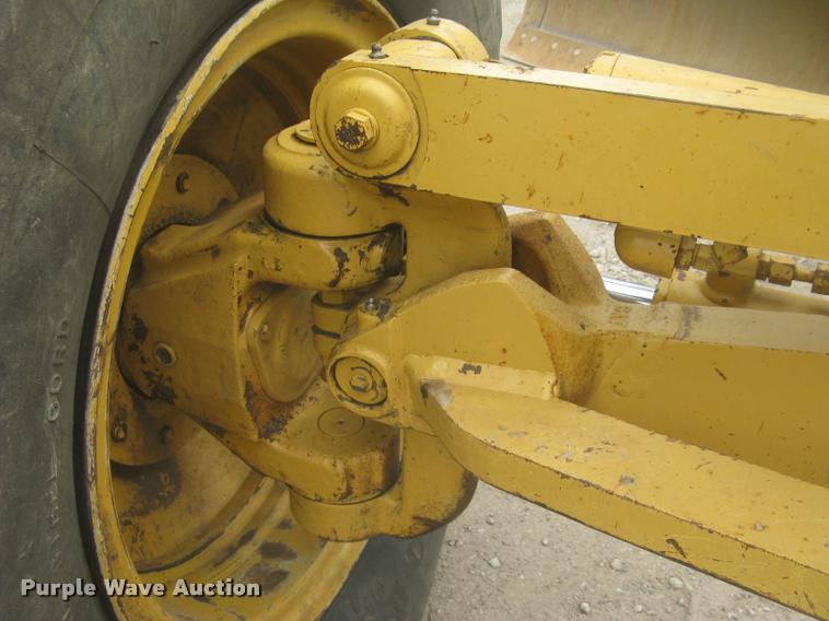 image for item L2333 2001 Caterpillar 140H motor grader