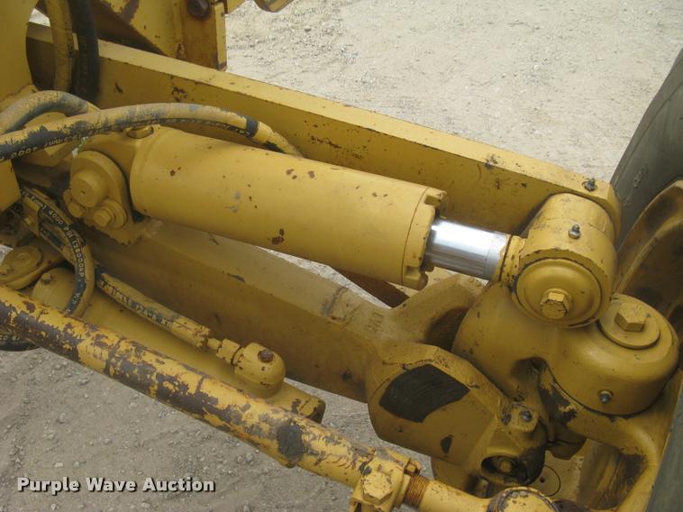 image for item L2333 2001 Caterpillar 140H motor grader