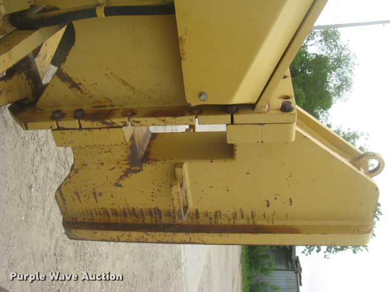 image for item L2333 2001 Caterpillar 140H motor grader