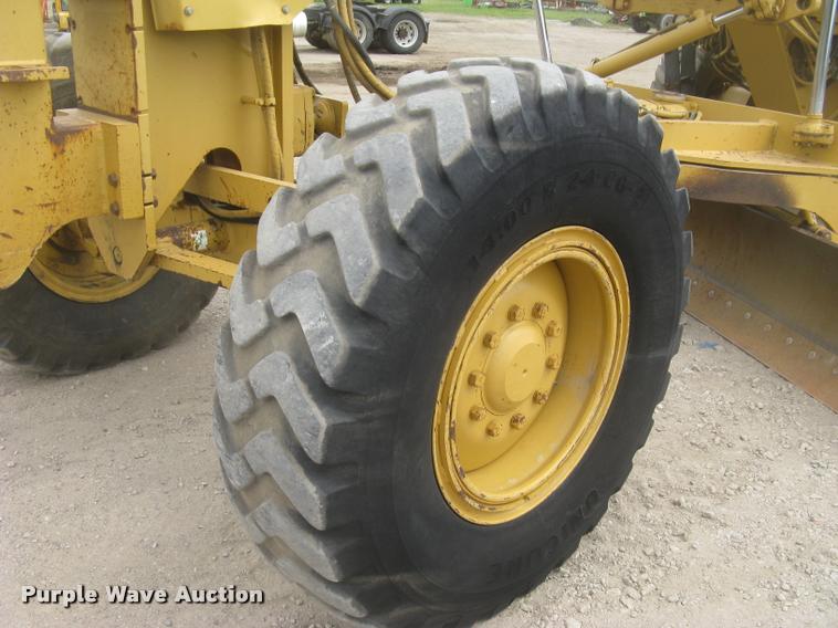 image for item L2333 2001 Caterpillar 140H motor grader