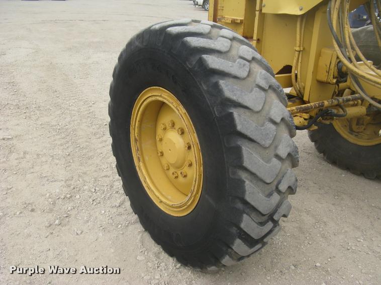 image for item L2333 2001 Caterpillar 140H motor grader