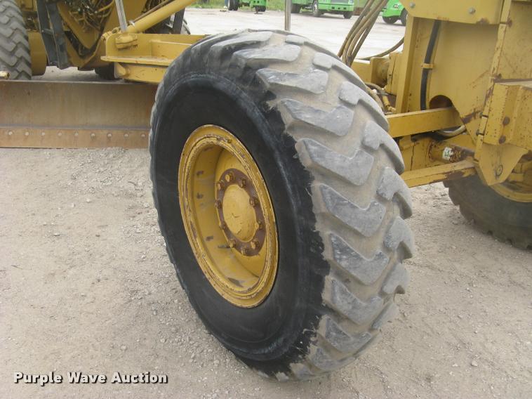 image for item L2333 2001 Caterpillar 140H motor grader