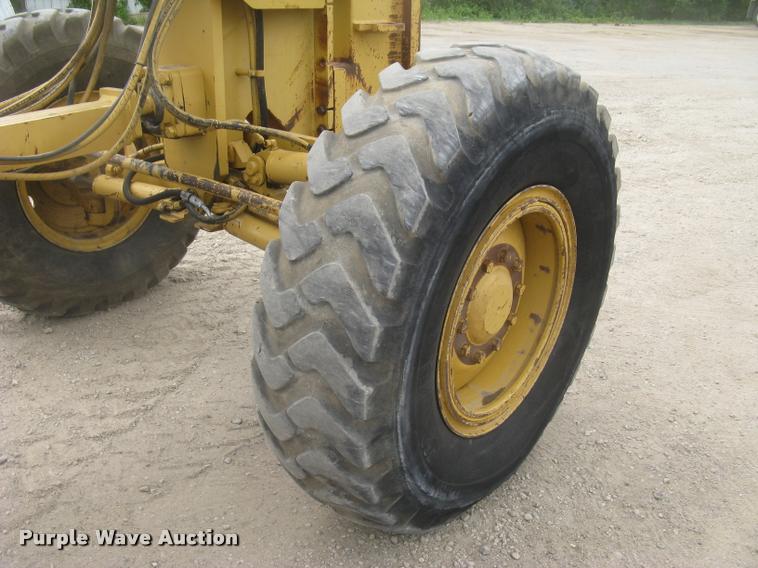 image for item L2333 2001 Caterpillar 140H motor grader