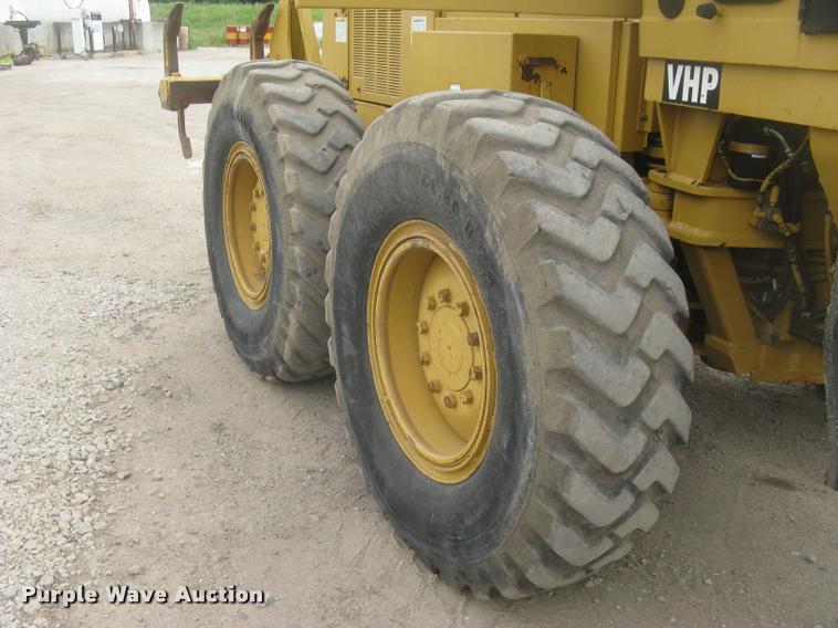image for item L2333 2001 Caterpillar 140H motor grader