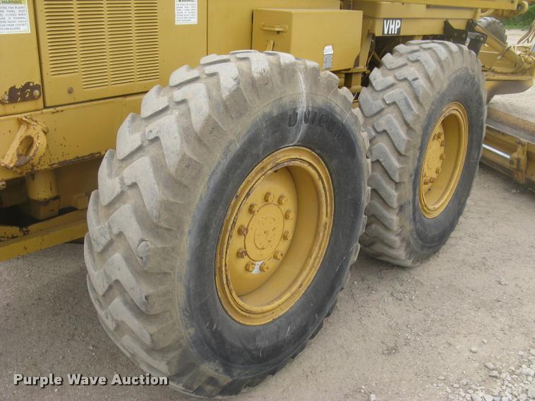 image for item L2333 2001 Caterpillar 140H motor grader