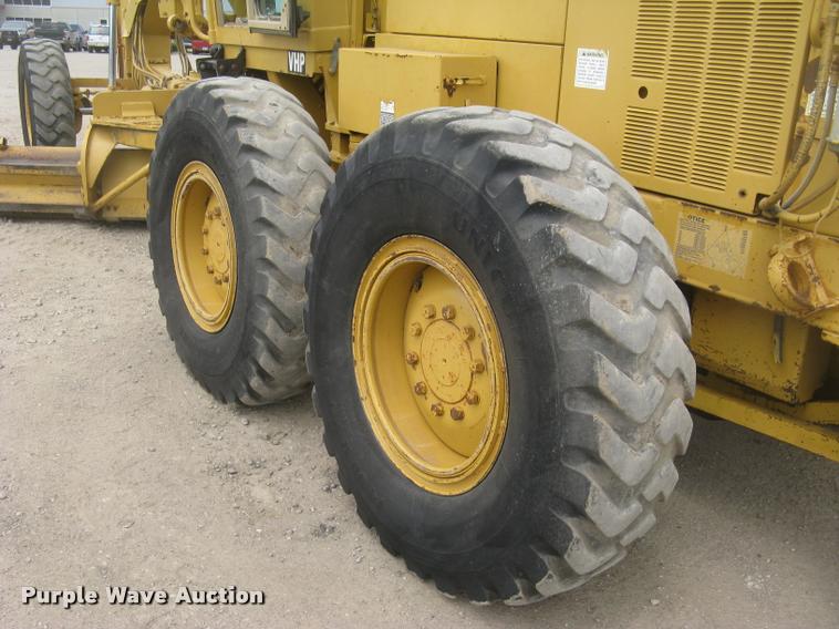 image for item L2333 2001 Caterpillar 140H motor grader