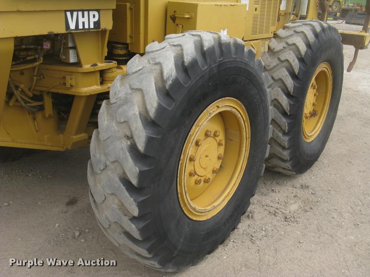 image for item L2333 2001 Caterpillar 140H motor grader