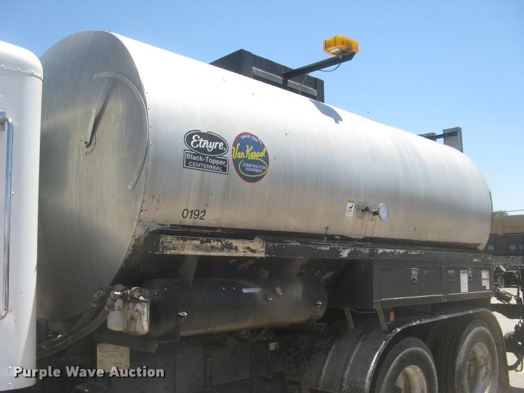 image for item L2340 2001 Peterbilt 330 asphalt distribution truck