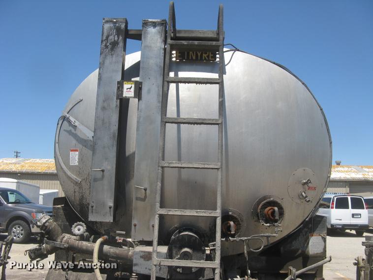 image for item L2340 2001 Peterbilt 330 asphalt distribution truck