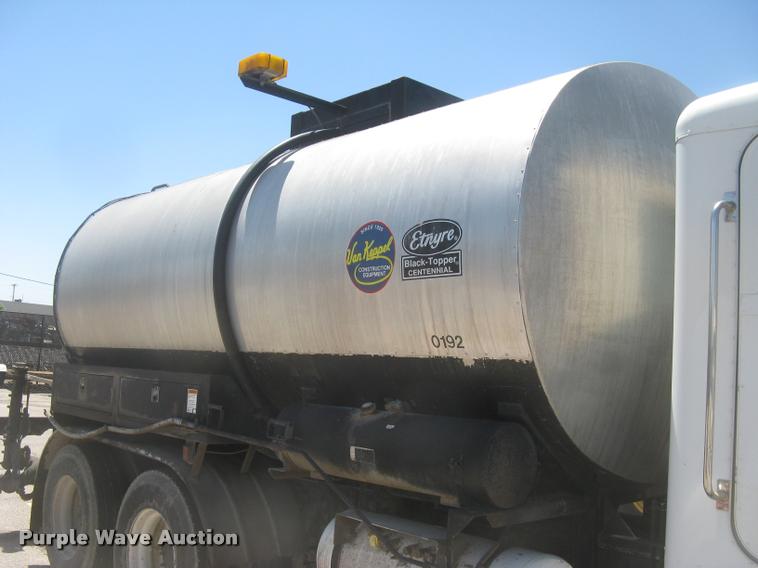 image for item L2340 2001 Peterbilt 330 asphalt distribution truck