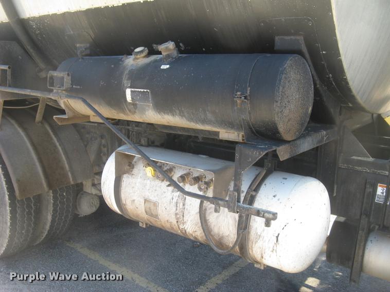 image for item L2340 2001 Peterbilt 330 asphalt distribution truck