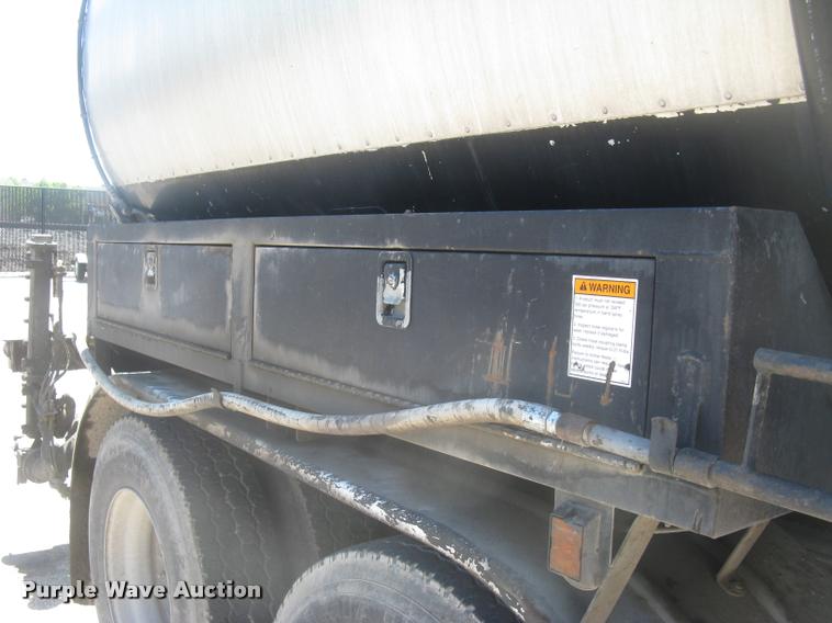 image for item L2340 2001 Peterbilt 330 asphalt distribution truck