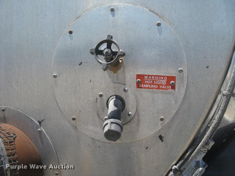 image for item L2340 2001 Peterbilt 330 asphalt distribution truck