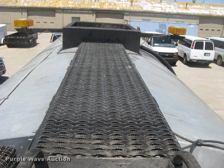 image for item L2340 2001 Peterbilt 330 asphalt distribution truck