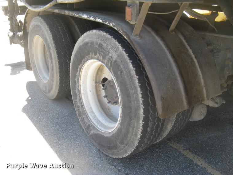 image for item L2340 2001 Peterbilt 330 asphalt distribution truck