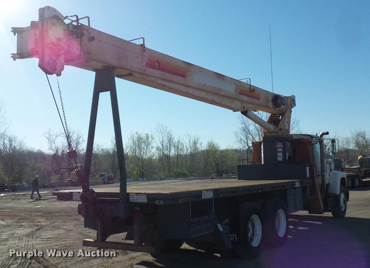 image for item L4700 1993 Ford LT8000 crane truck