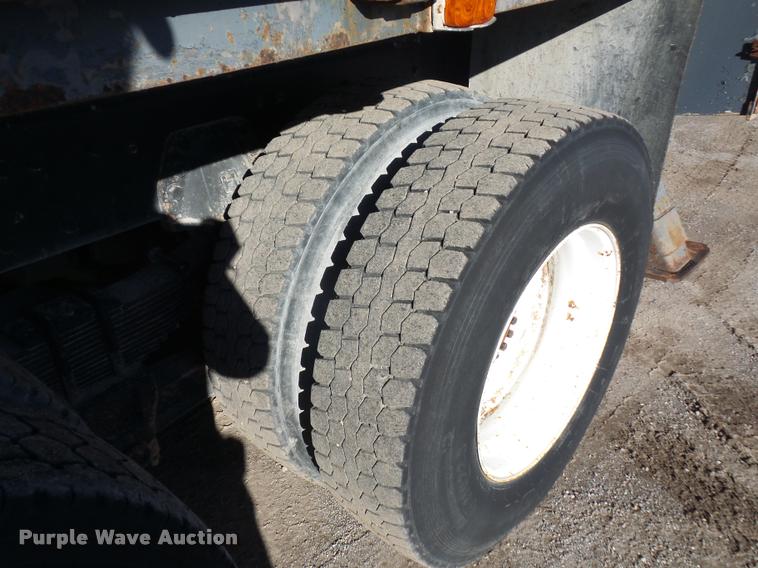 image for item L4700 1993 Ford LT8000 crane truck