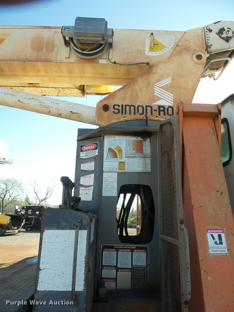 image for item L4700 1993 Ford LT8000 crane truck