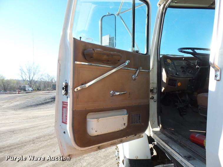 image for item L4700 1993 Ford LT8000 crane truck