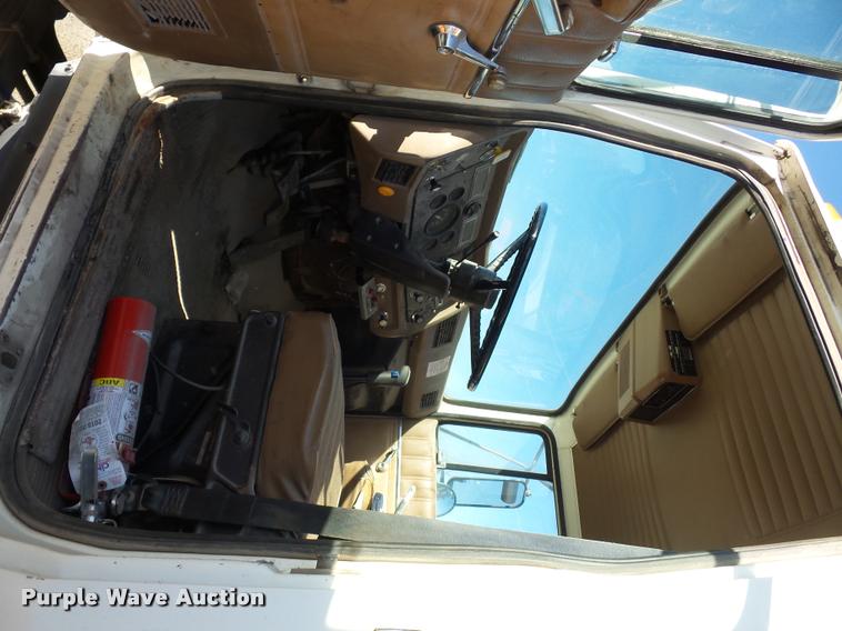 image for item L4700 1993 Ford LT8000 crane truck