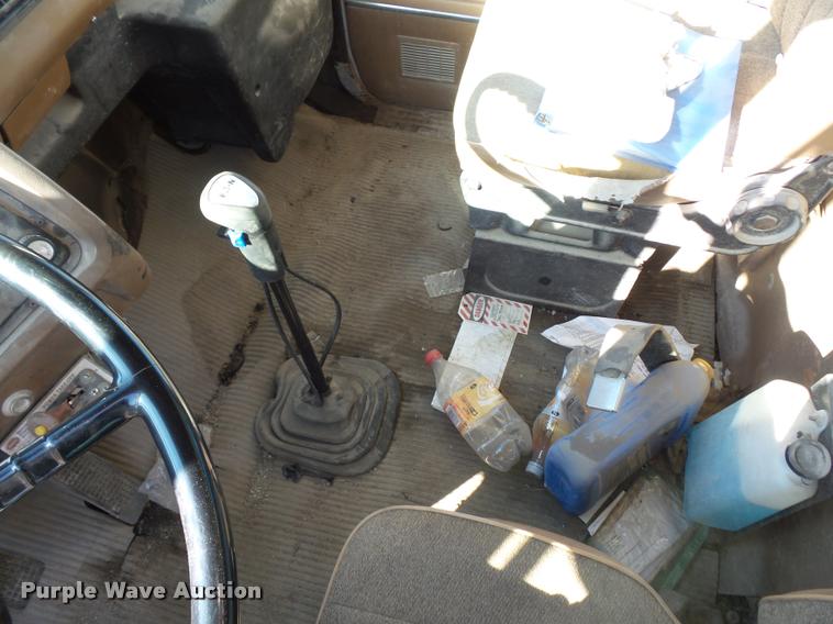 image for item L4700 1993 Ford LT8000 crane truck