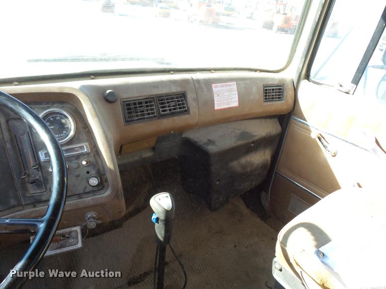 image for item L4700 1993 Ford LT8000 crane truck