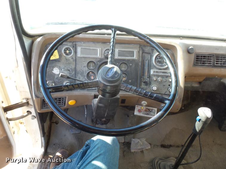 image for item L4700 1993 Ford LT8000 crane truck