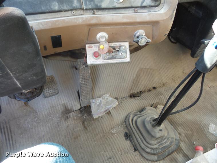 image for item L4700 1993 Ford LT8000 crane truck