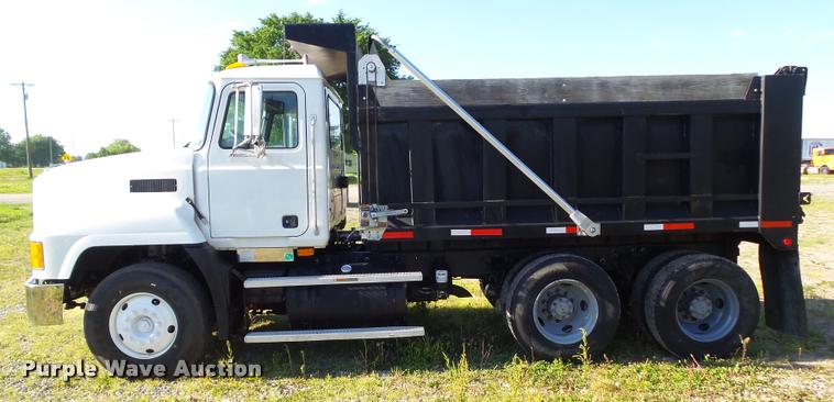 image for item L5598 1999 Mack CH612 dump truck