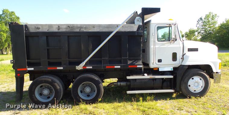 image for item L5598 1999 Mack CH612 dump truck