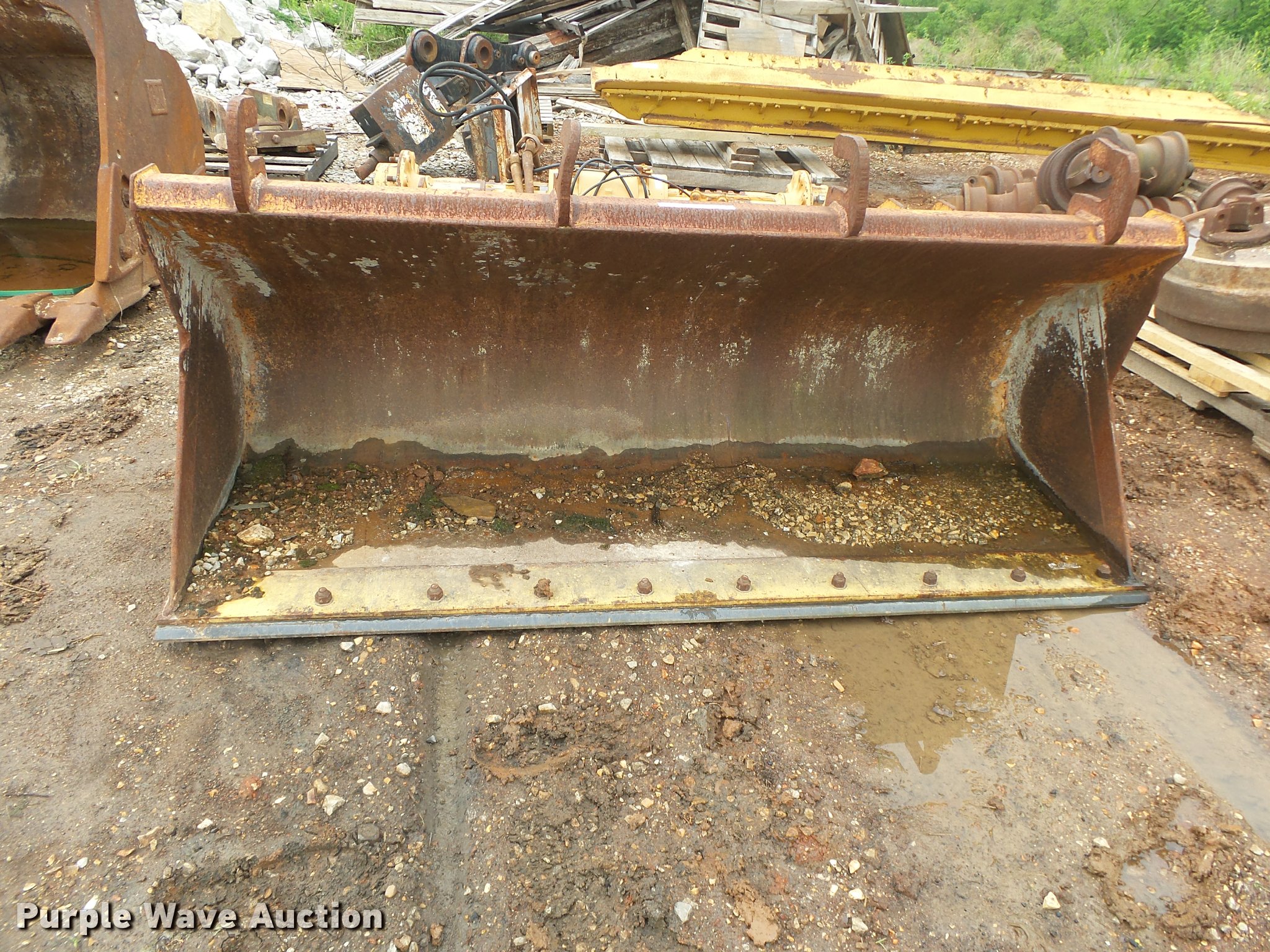Case 580 Super L backhoe loader bucket in Springfield, MO Item DA9186