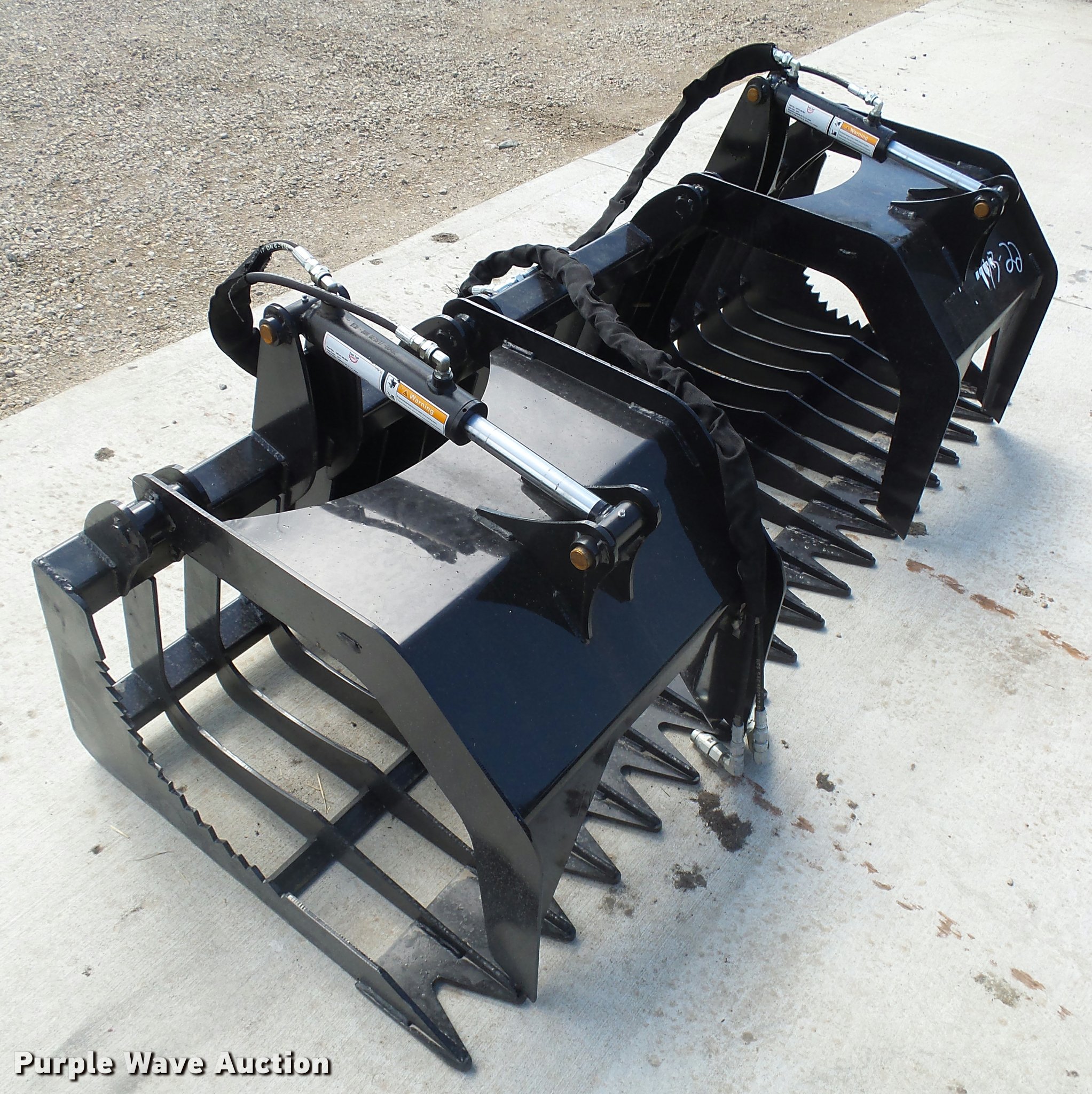 Brute skid steer rock grapple bucket in Watertown, SD Item DH9640