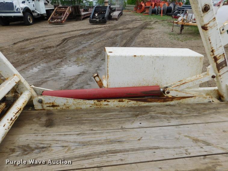 image for item DA1042 2010 Larson 5600 reel trailer