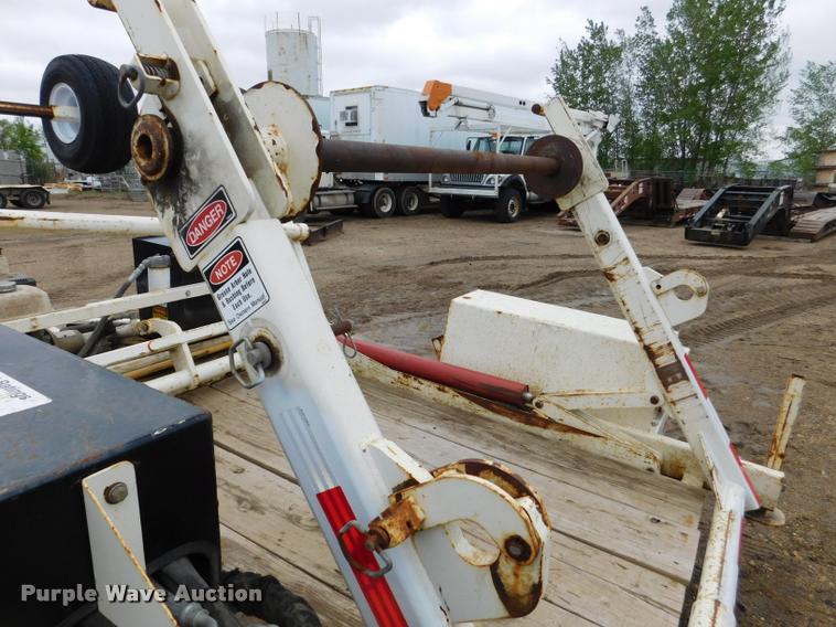 image for item DA1042 2010 Larson 5600 reel trailer