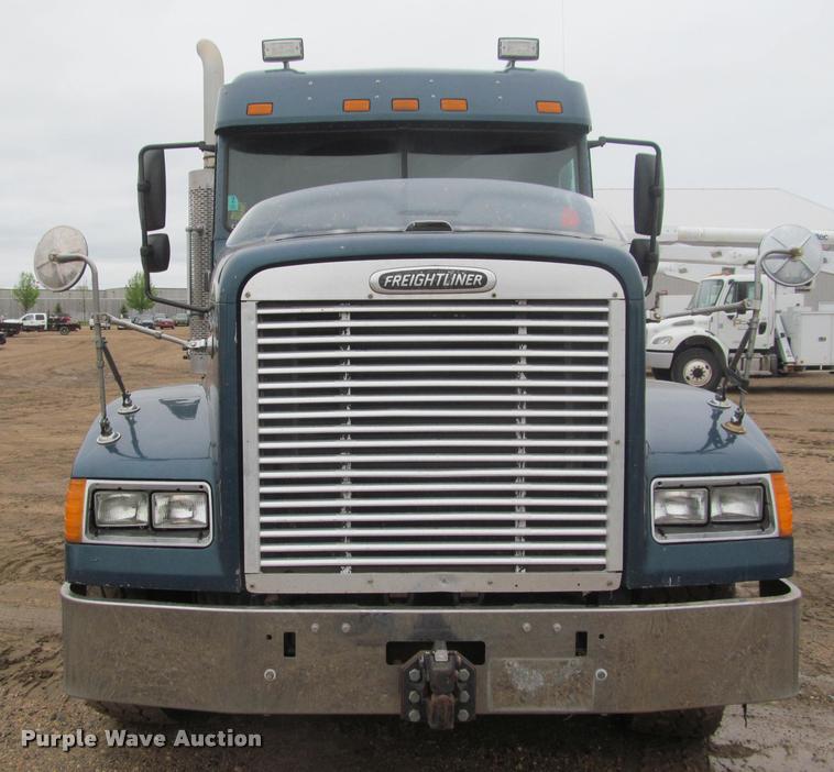 image for item DA1053 2002 Freightliner FLD120 semi truck