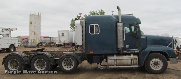 image for item DA1053 2002 Freightliner FLD120 semi truck