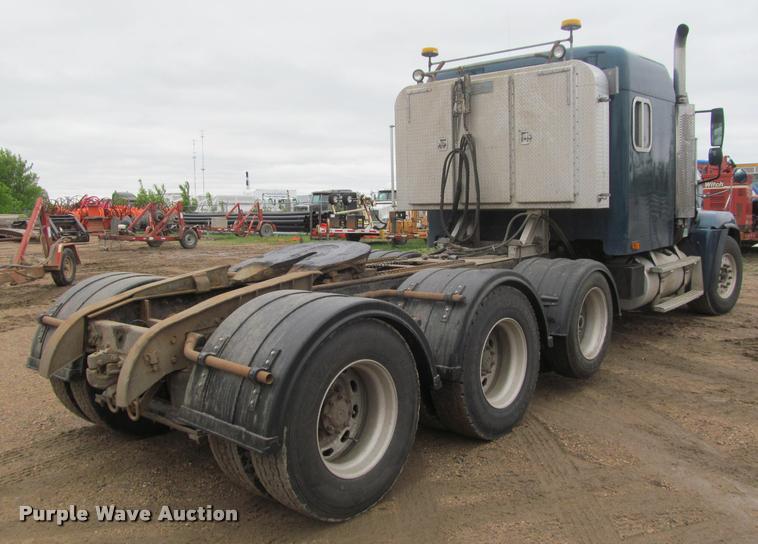 image for item DA1053 2002 Freightliner FLD120 semi truck