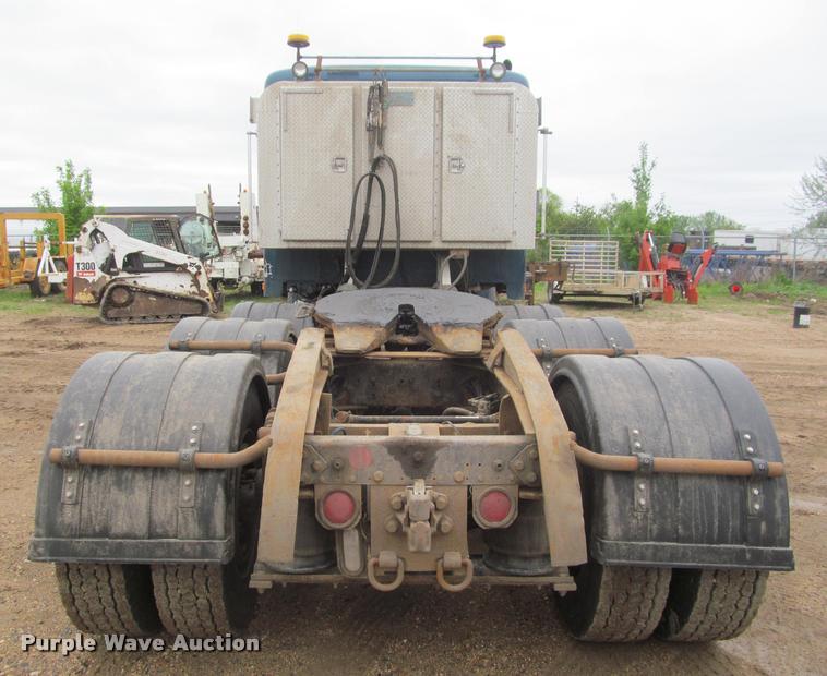 image for item DA1053 2002 Freightliner FLD120 semi truck