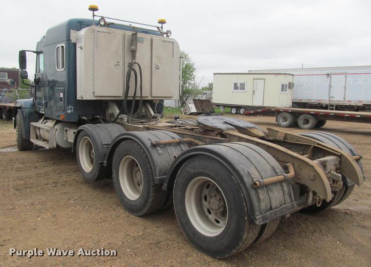 image for item DA1053 2002 Freightliner FLD120 semi truck