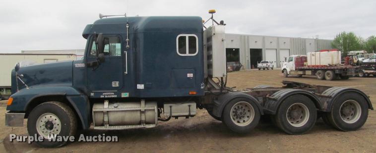 image for item DA1053 2002 Freightliner FLD120 semi truck