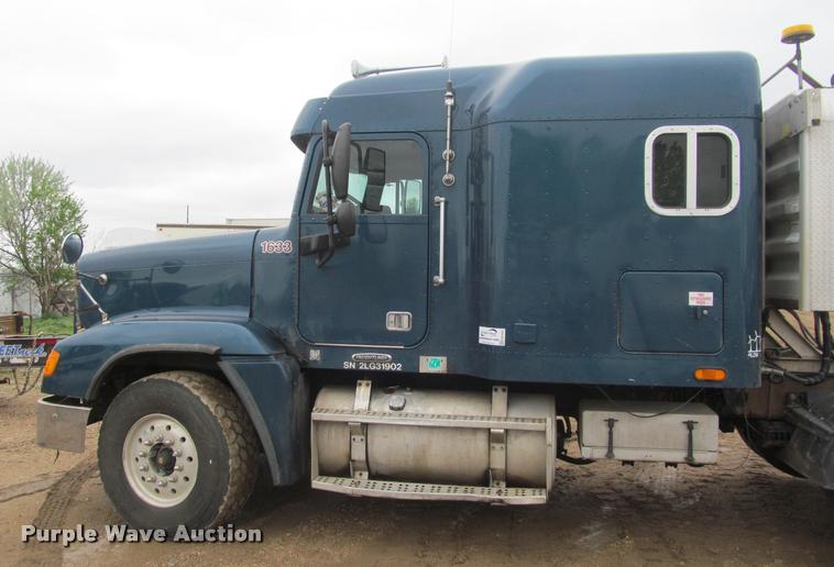 image for item DA1053 2002 Freightliner FLD120 semi truck