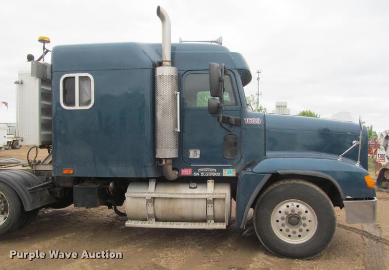 image for item DA1053 2002 Freightliner FLD120 semi truck