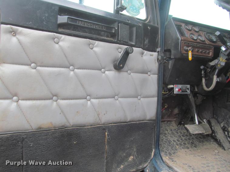 image for item DA1053 2002 Freightliner FLD120 semi truck