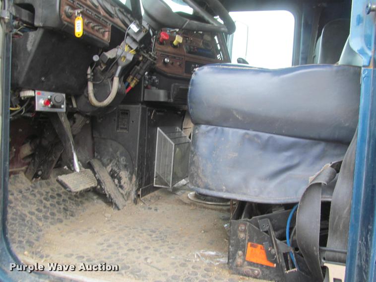 image for item DA1053 2002 Freightliner FLD120 semi truck