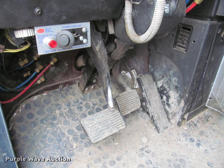 image for item DA1053 2002 Freightliner FLD120 semi truck