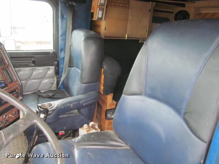 image for item DA1053 2002 Freightliner FLD120 semi truck