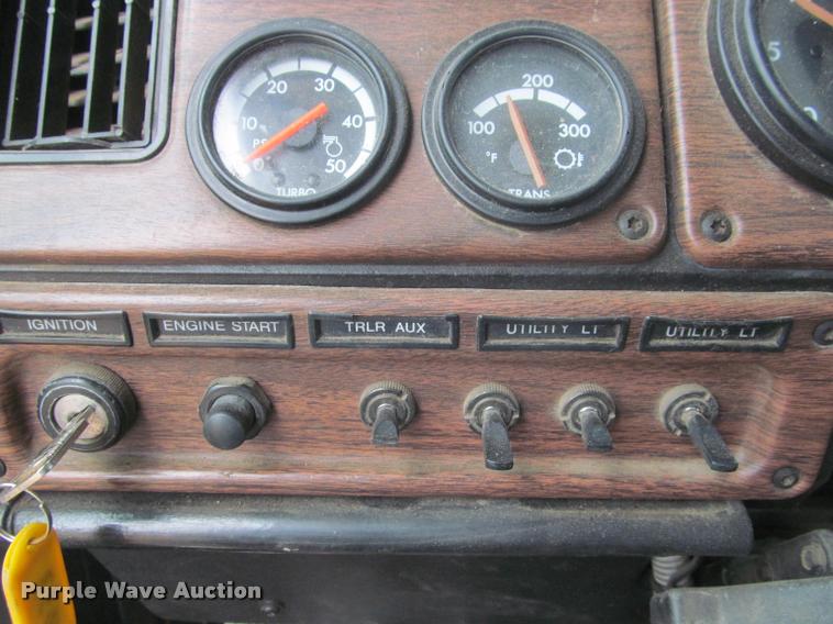 image for item DA1053 2002 Freightliner FLD120 semi truck