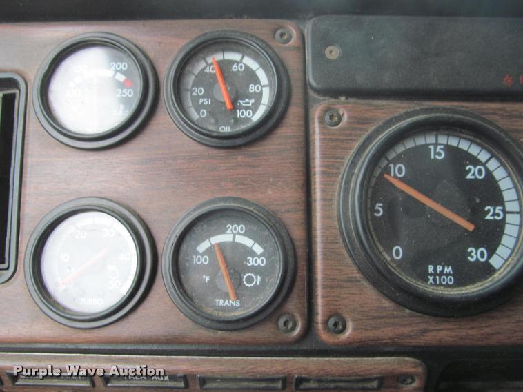 image for item DA1053 2002 Freightliner FLD120 semi truck