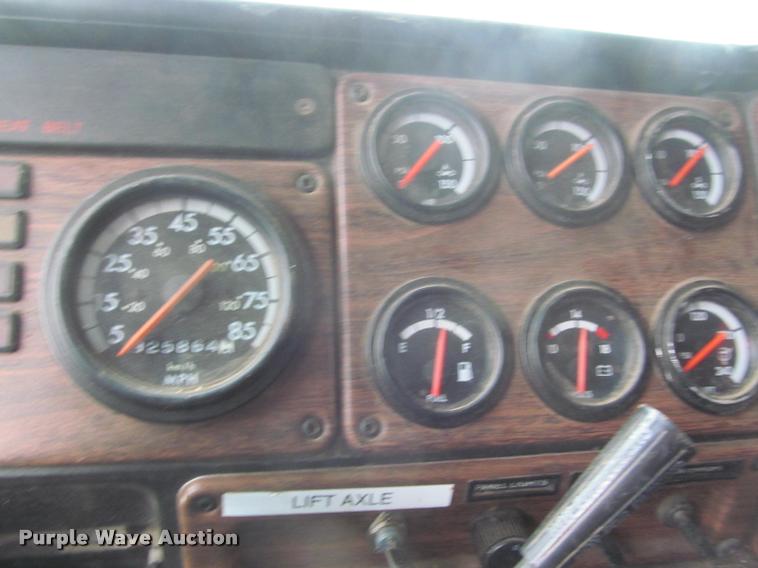 image for item DA1053 2002 Freightliner FLD120 semi truck